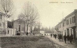 Corso Sempione in un immagine del 1927. Sulla sinistra si vede l'entrata dell'ospedale civile