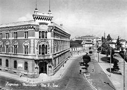 Largo Franco Tosi nel 1950. Sulla sinistra, il municipio